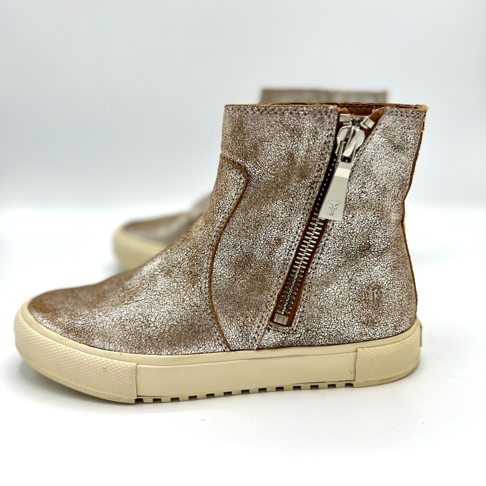 Frye Gia Lug Zip Metallic Gold Silver Shimmer Leather Bootie Women’s size 8